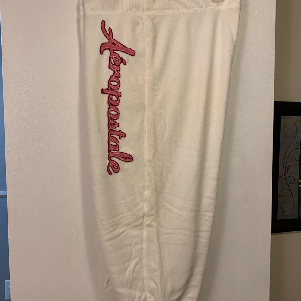 Women’s Aeropostale capris joggers. White with pink/plum lettering.